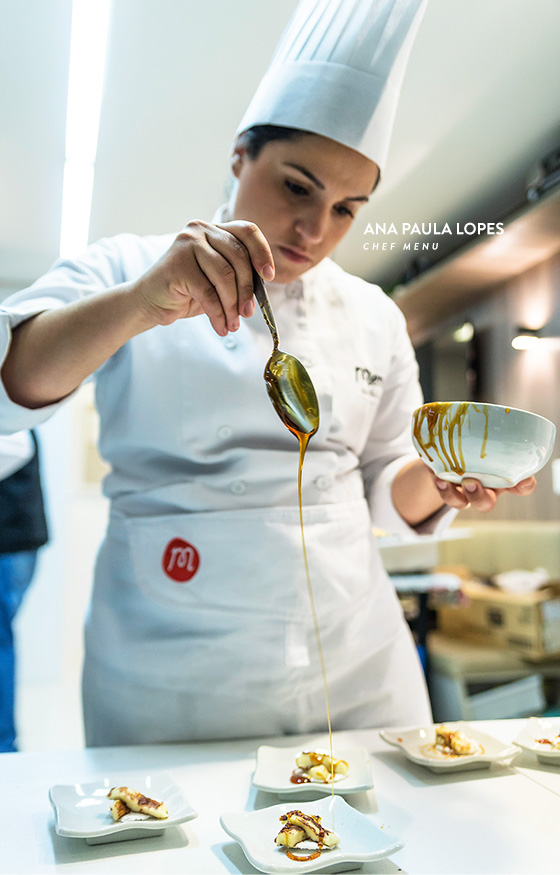 Chef Ana Paula Lopes preparando um dos pratos do curso